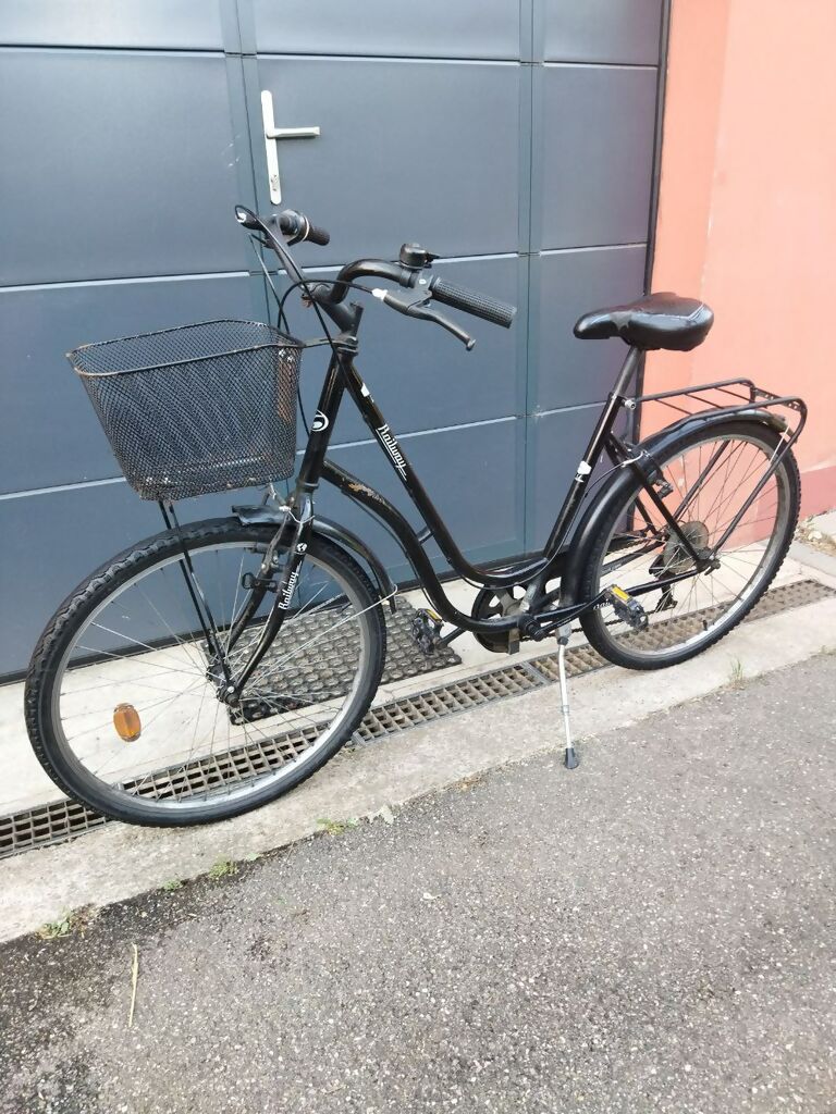 Vélo femme avec panier